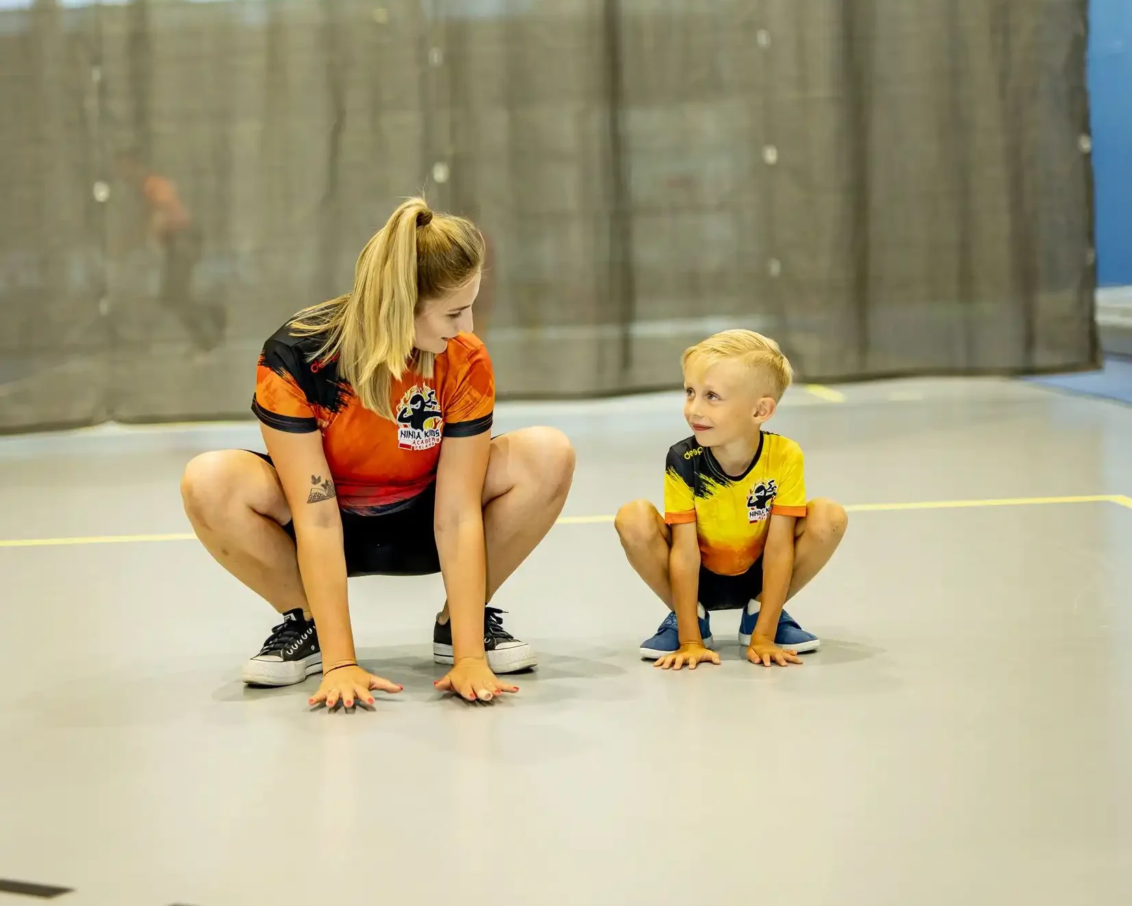 Strona główna 1 Trener i dziecko Ninja Kid uczący się przysiadów
