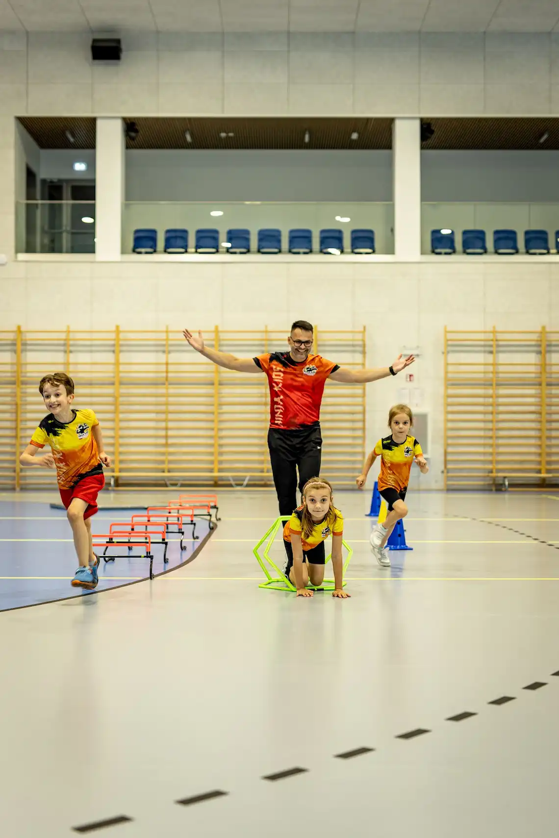 Strona główna 2 Wychowawca dopingujący podczas wyścigu dzieci w Ninja Kids Academy